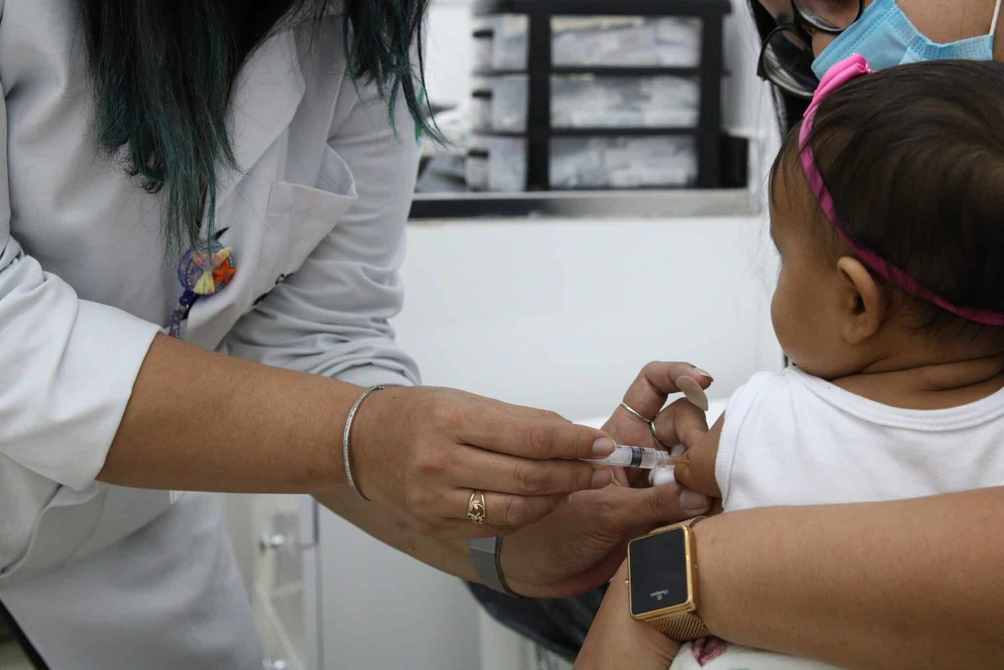 pais recebe vacinas contra covid 19 para criancas de 6 meses a 3 anos scaled