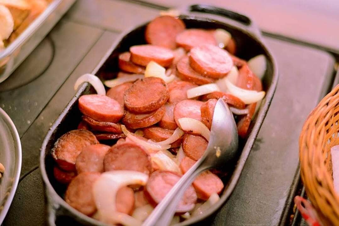 receita de linguiça acebolada