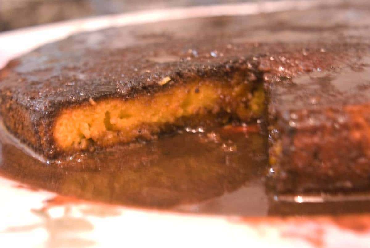 Bolo de cenoura com calda de chocolate fácil - Estadão