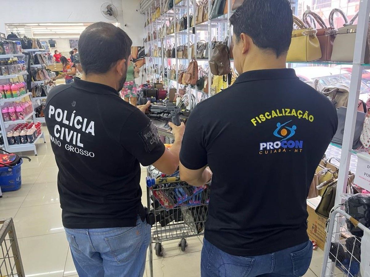 46 armas de brinquedo são apreendidas pela Polícia Civil em loja de Cuiabá 2 Polícia Civil e Procon Municipal apreendem 46 armas de brinquedo em loja no Centro da Capital