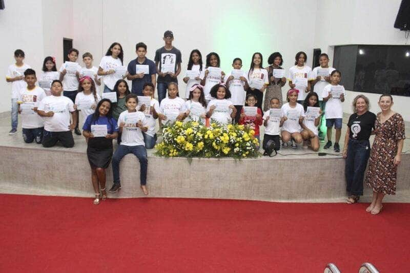 cultura entrega certificados aos alunos das oficinas e projetos culturais