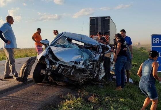 Colisão entre carro de passeio e veículo de carga deixa uma pessoa morta na BR 163 em Nova Mutum