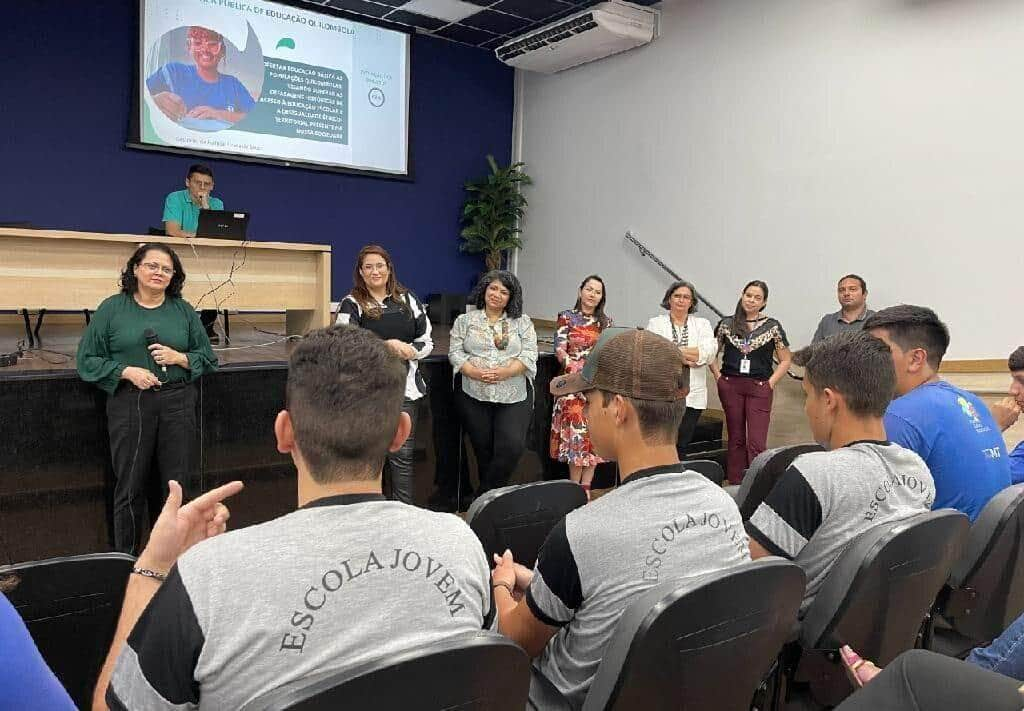 estudantes de escola do campo em sorriso visitam orgao central da seduc mt