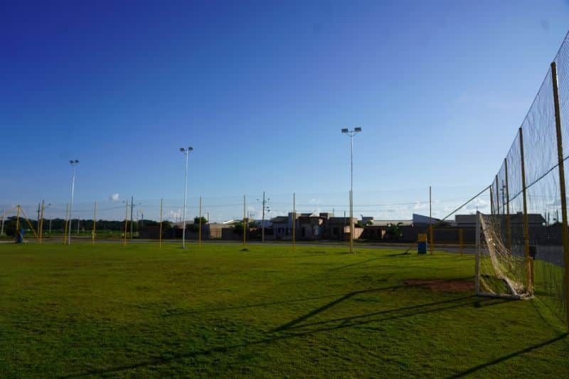municipio e parceiros levam melhorias em campo de futebol de lucas do rio verde