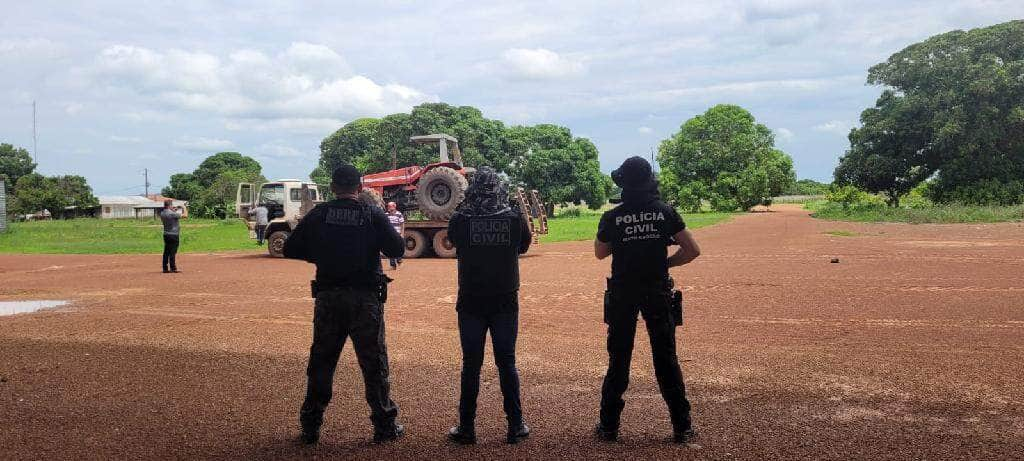 policia civil de mt apreende maquinarios agricolas produto de apropriacao indebita em to