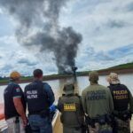 policia federal destroi balsa destinada ao garimpo ilegal e apreende uma lacha de propriedade de garimpeiros no amazonas