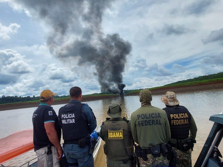 policia federal destroi balsa destinada ao garimpo ilegal e apreende uma lacha de propriedade de garimpeiros no amazonas