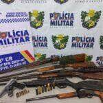 policia militar prende duas pessoas com arsenal de armas em claudia