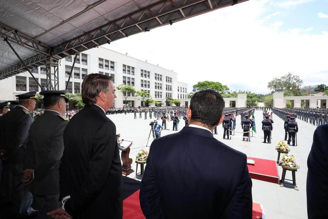 presidente bolsonaro participa de formatura de cadetes na aman