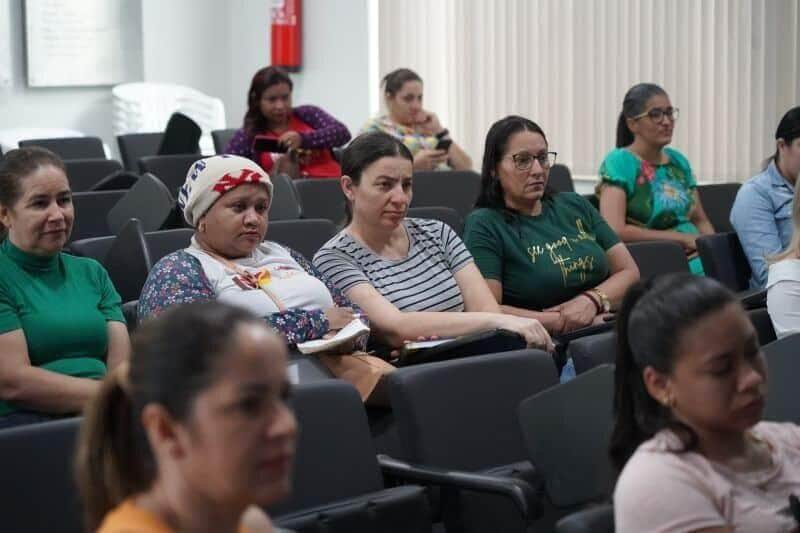 tecnicos de enfermagem participam de palestra sobre acolhimento em saude mental