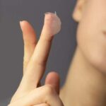 Slugging: é verdade que a vaselina reduz as rugas faciais?