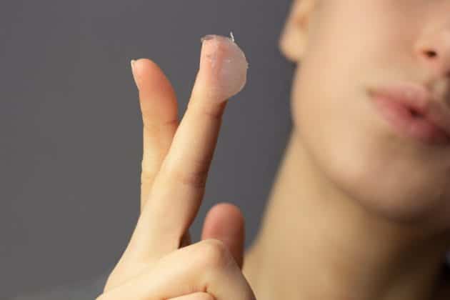 Slugging: é verdade que a vaselina reduz as rugas faciais?