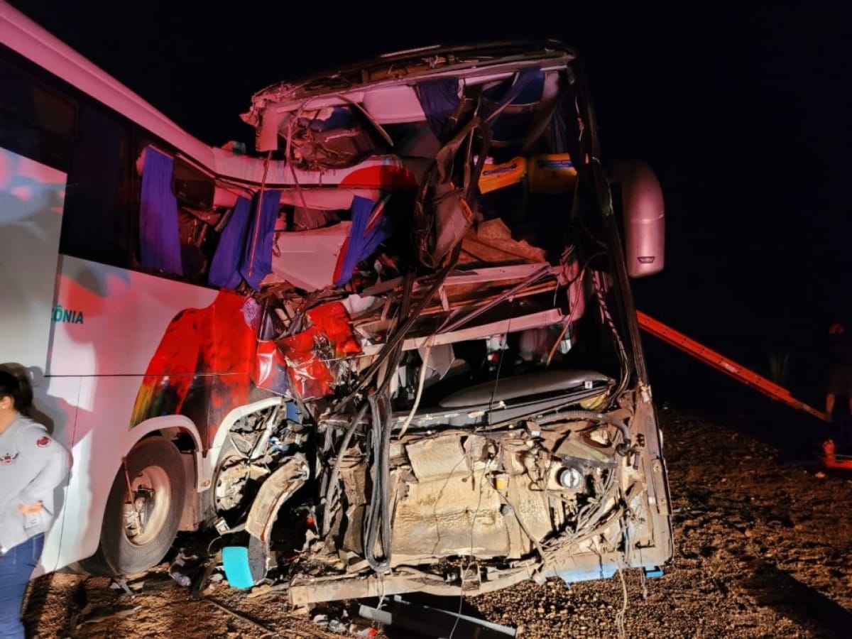 Ônibus colidem e deixa uma pessoa morta em Mato Grosso