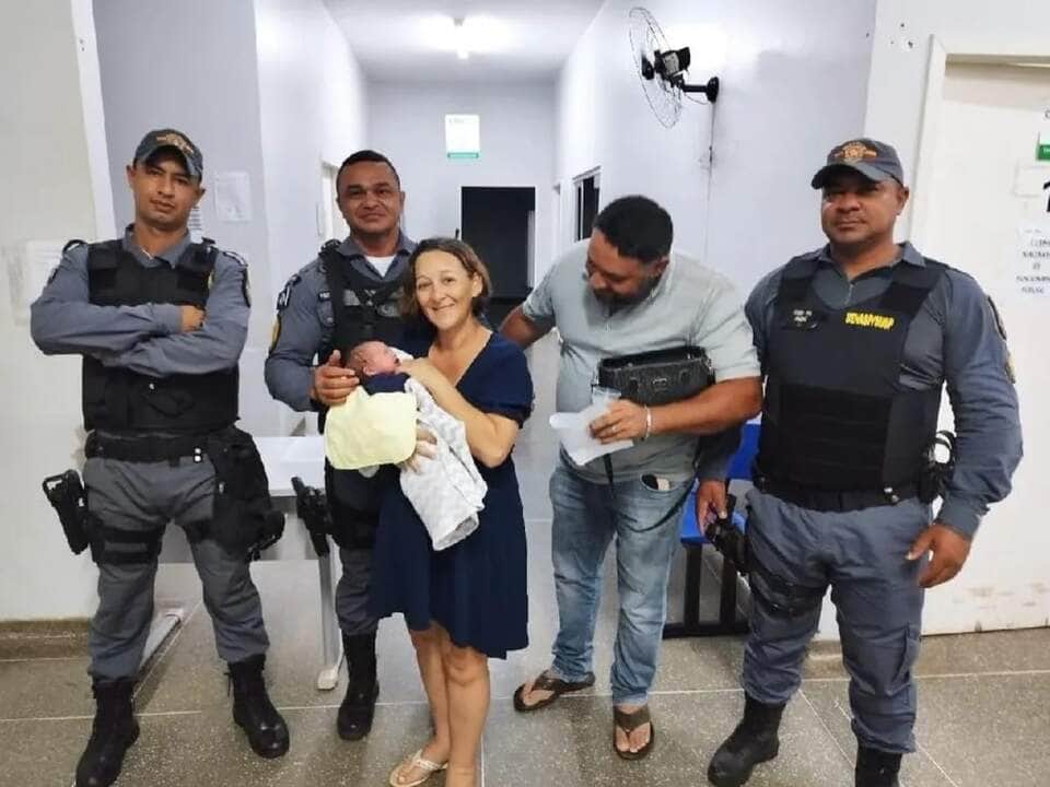 Bebê com três dias de vida é salvo por policiais militares em MT 82 Bebê com três dias de vida é salvo por policiais militares em MT