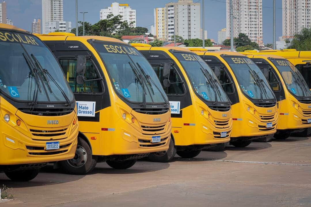 Governador entrega ônibus escolares veículos máquinas e equipamentos a municípios 15