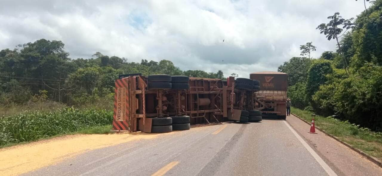 Carreta carregada com milho tomba e interdita BR-163 em Lucas do Rio Verde