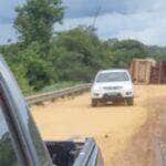 Carreta tomba e interdita ponte do Rio Arinos na BR-163
