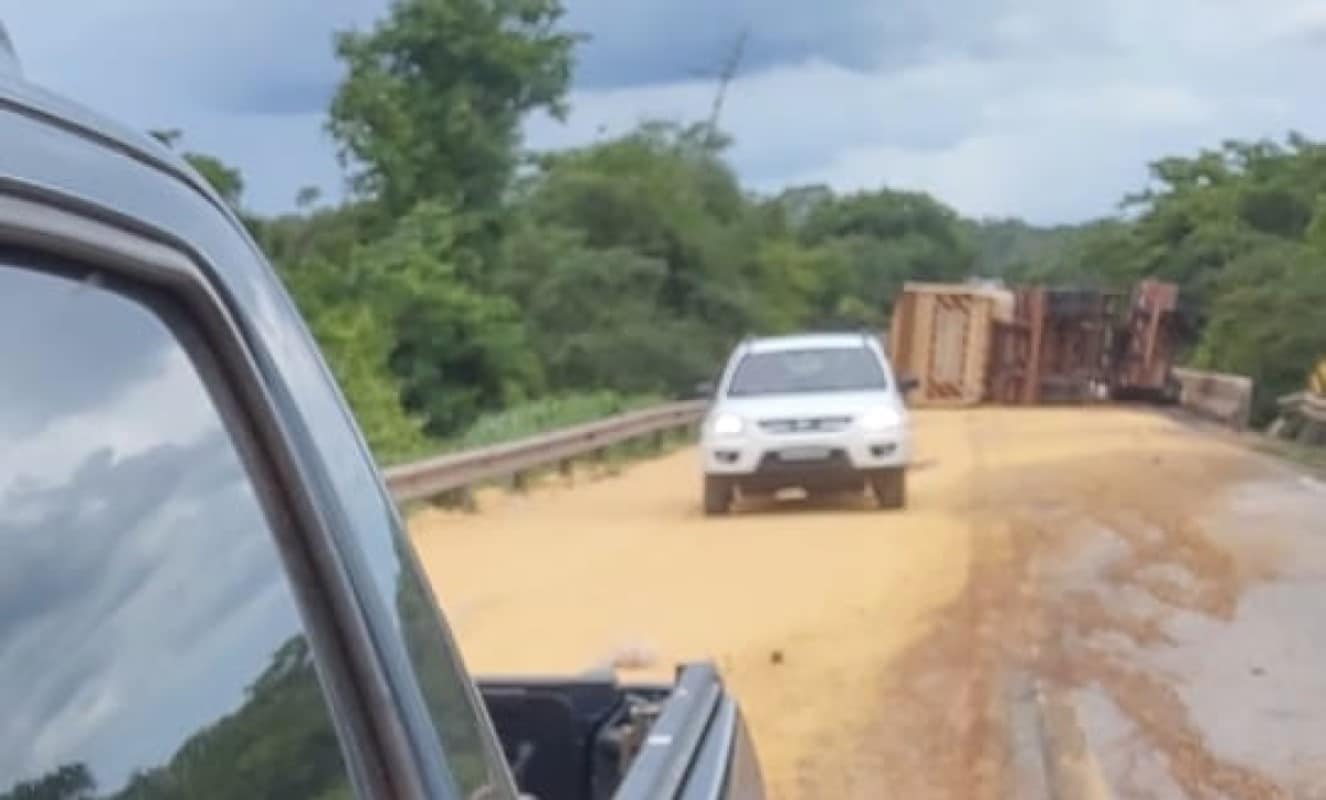 Carreta tomba e interdita ponte do Rio Arinos na BR-163