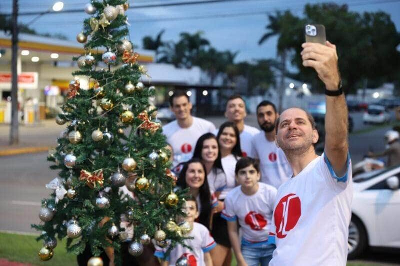 em parceria com comerciantes projeto natal luz monta arvores na avenida mato grosso