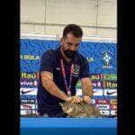 Forma como gato foi retirado pelo assessor, causou certa polêmica