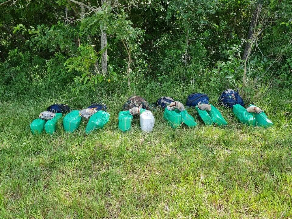 gefron apreende 155 quilos de pasta base de cocaina em porto esperidiao