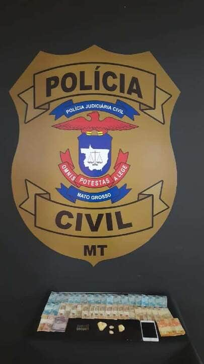 jovem traficante e preso pela policia civil na posse de droga e grande quantia em dinheiro