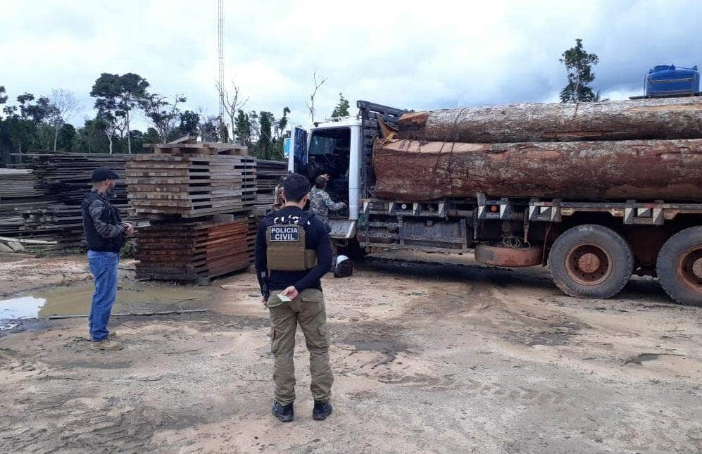 operacao ambiental fiscaliza madeireiras e apreende caminhao carregado com toras