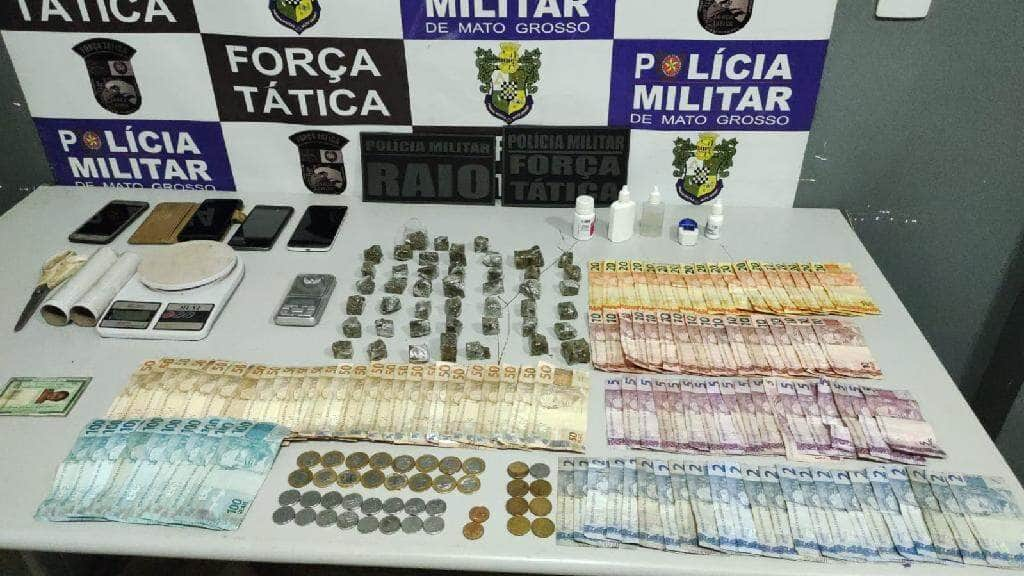 pm prende mulher por trafico apreende 45 porcoes de maconha e r 2 8 mil em especie