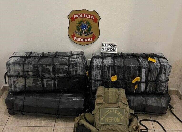 policia federal apreende 160 quilos de cocaina no mar