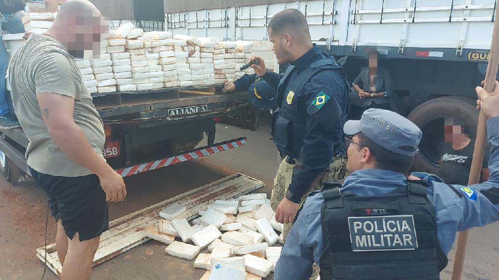 policia militar e prf prendem casal por trafico e apreendem 200 quilos de cocaina
