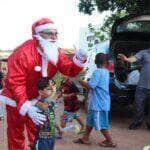 policia militar entrega brinquedos e cestas basicas em comemoracao ao natal em mato grosso