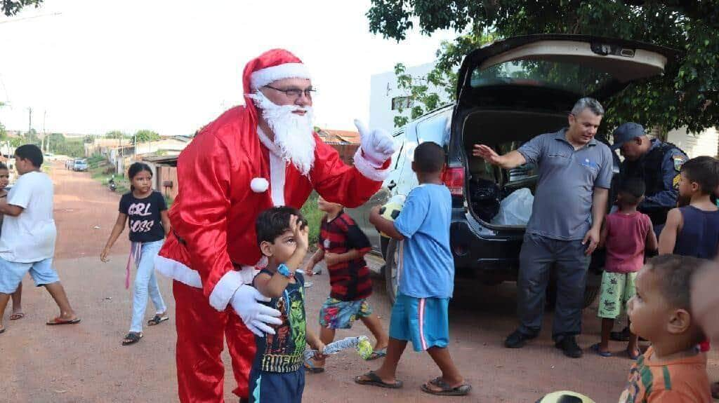 policia militar entrega brinquedos e cestas basicas em comemoracao ao natal em mato grosso