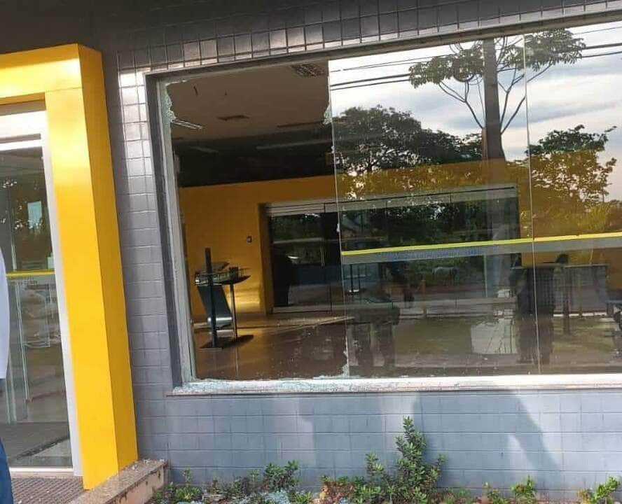 policia militar frustra tentativa de furto a banco e prende tres suspeitos