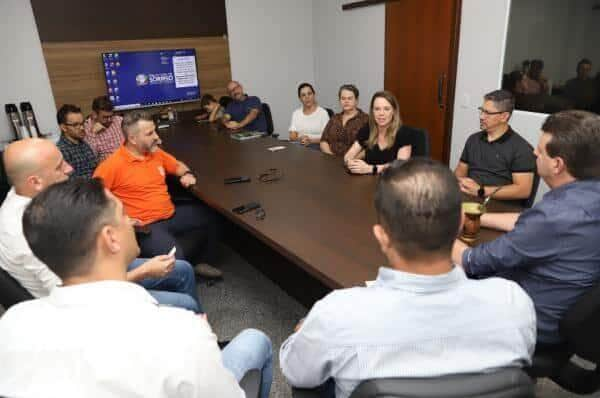 prefeito debate projeto de sustentabilidade com cat e parceiros