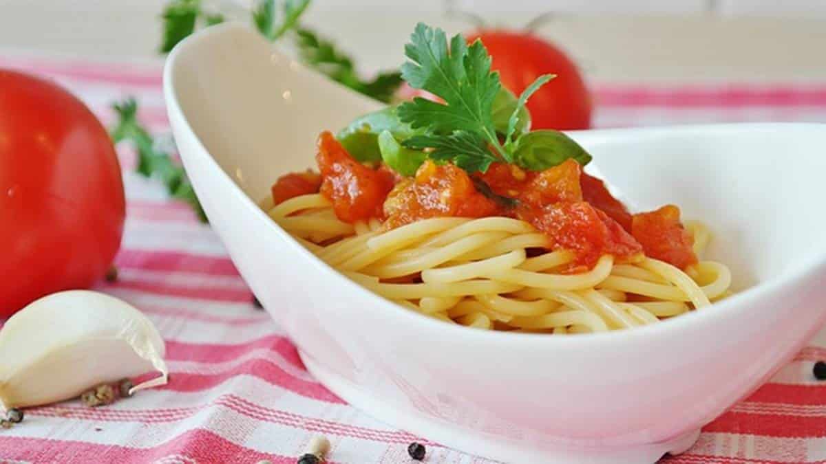 como fazer,macarrão com molho de tomate