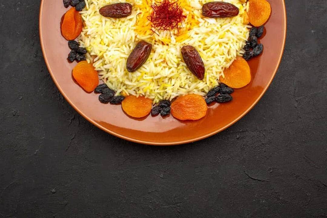 como fazer arroz com uva passa