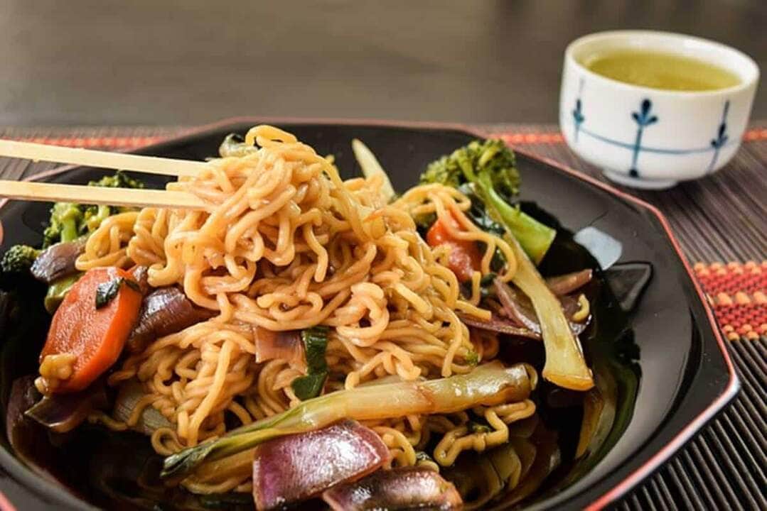 yakisoba de legumes e carne