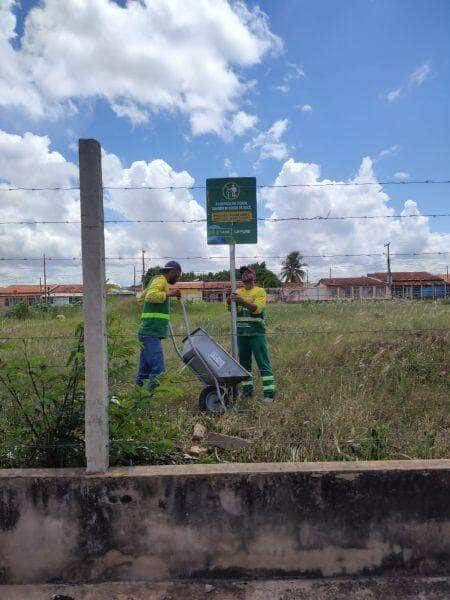 limpurb instala placas orientativas em locais publicos utilizados como pontos de descarte irregular de lixo