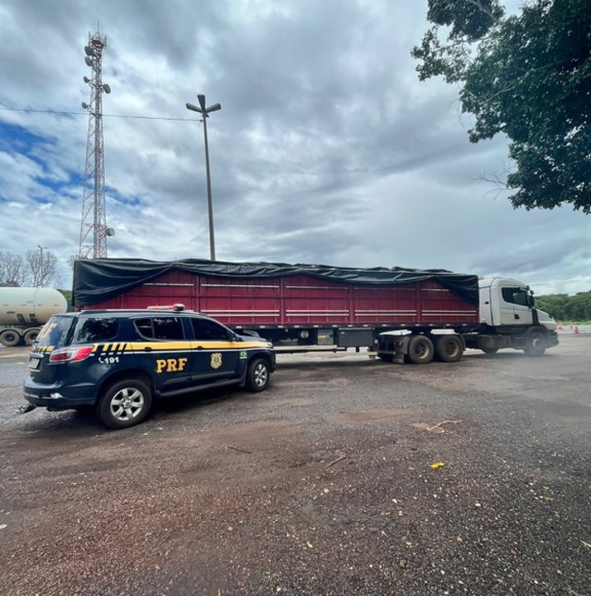 Em Santo Antônio do Leverger/MT, PRF apreende caminhão com carga roubada avaliada em mais de R$2 milhões de reais
