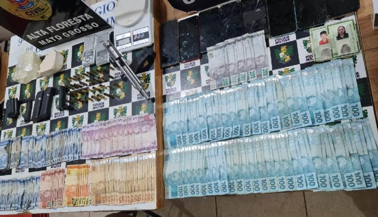 Três suspeitos de envolvimento em tortura de jovem em Alta Floresta são presos em flagrante 2 Na casa de um dos suspeitos foram apreendidas drogas, arma, munições, R$ 6,7 mil, cigarros e 18 cestas básicas