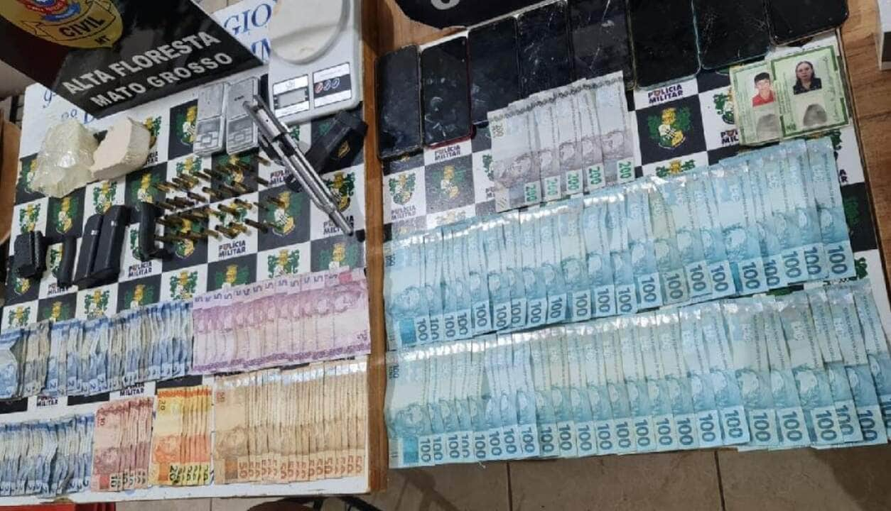 Na casa de um dos suspeitos foram apreendidas drogas, arma, munições, R$ 6,7 mil, cigarros e 18 cestas básicas