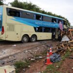 Grave acidente entre ônibus e caminhão é registrado na BR-163; TRÊS MORTOS