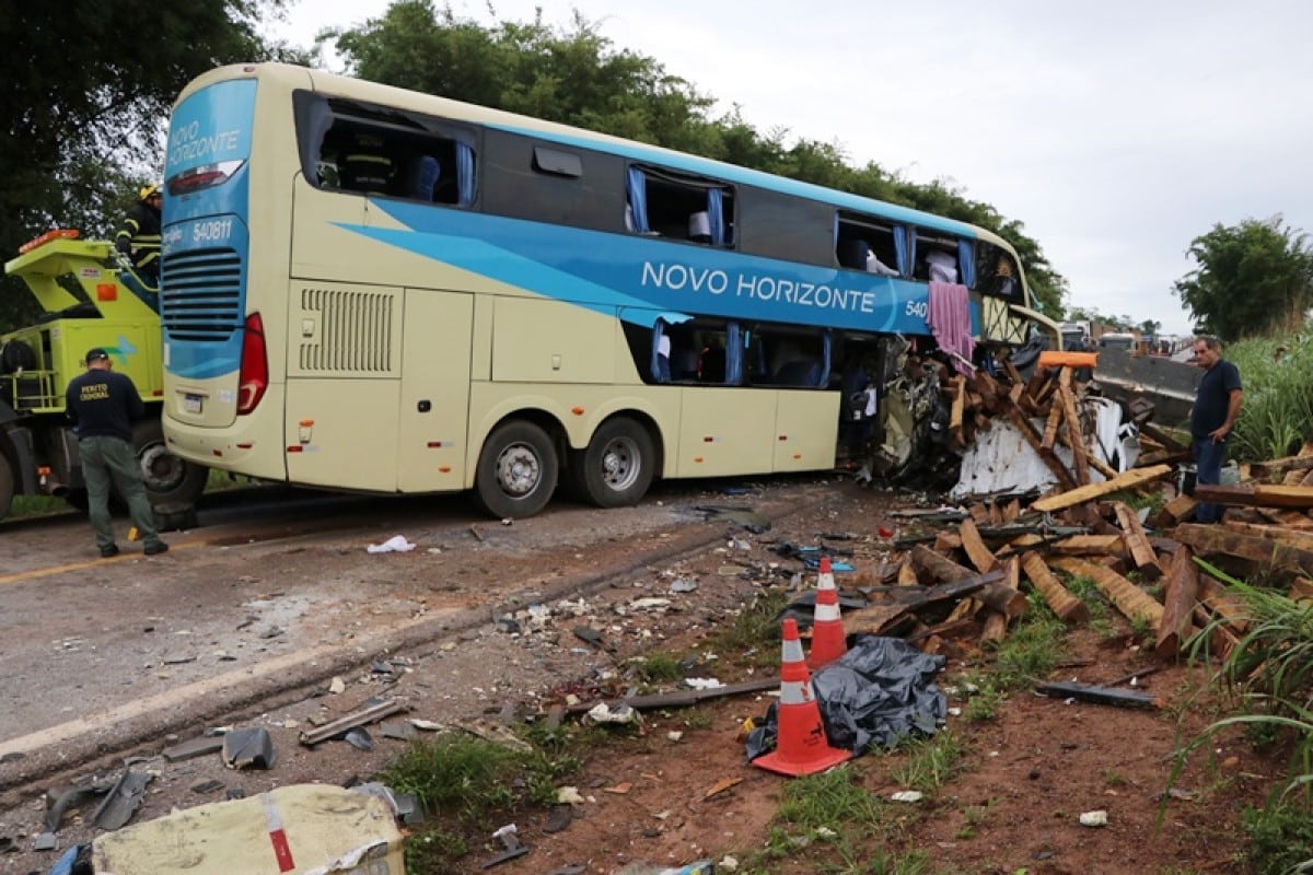 Grave acidente entre ônibus e caminhão é registrado na BR-163; TRÊS MORTOS
