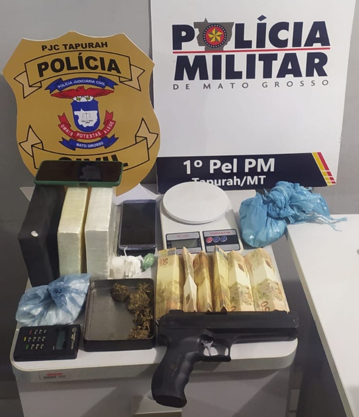 Ação policial resulta na apreensão de drogas e simulacro de arma de fogo em Tapurah