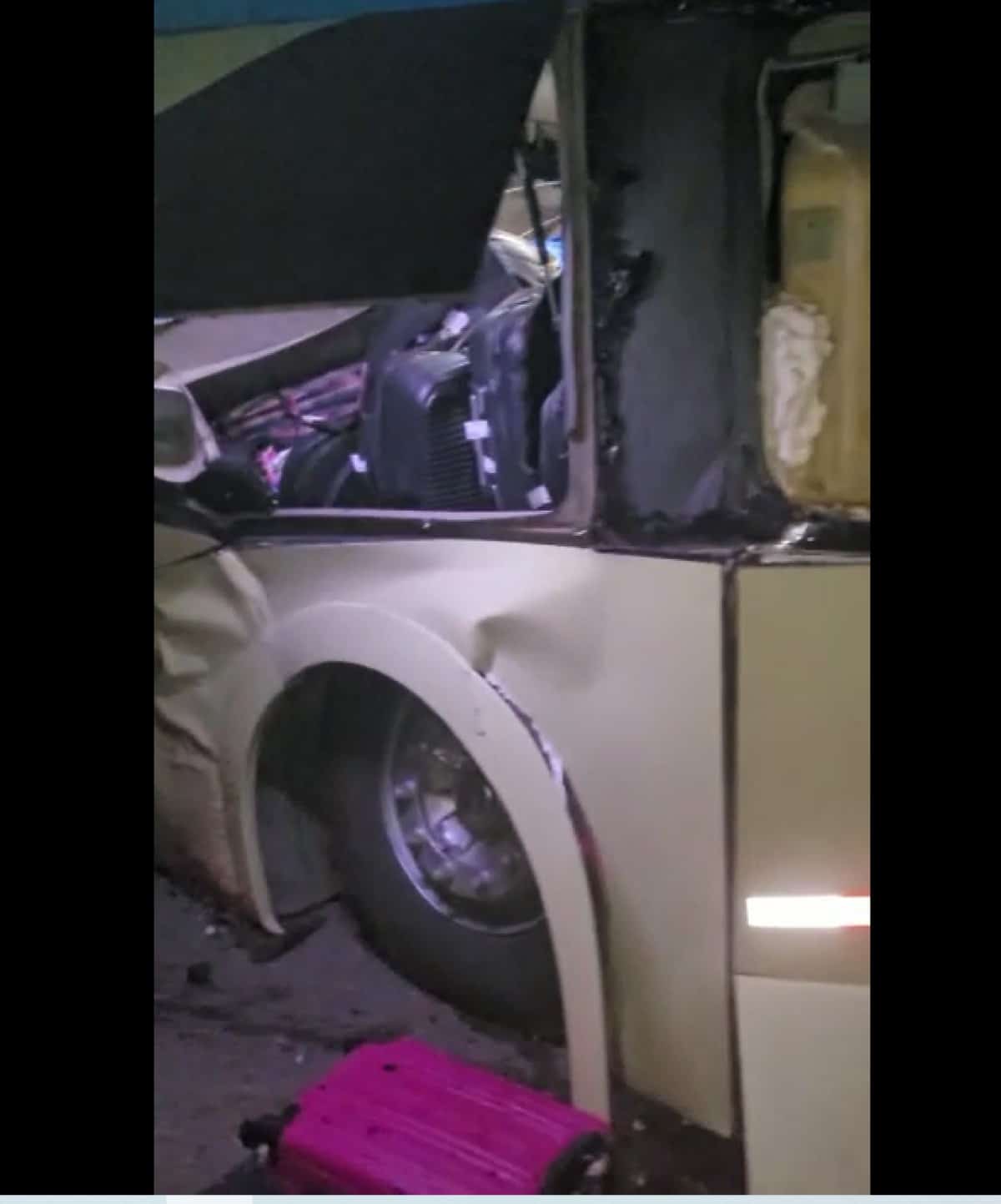 Grave acidente entre ônibus e caminhão é registrado na BR-163; DOIS MORTOS
