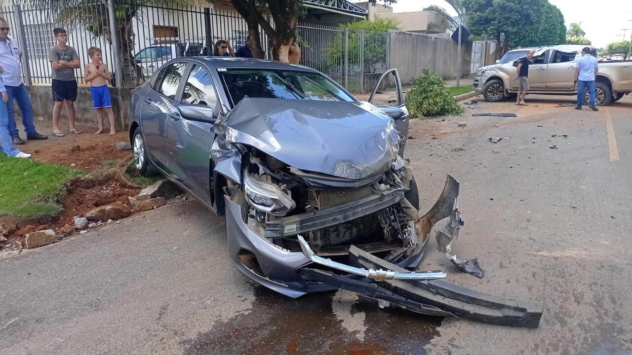 veículos envolvidos em acidente no bairro bandeirantes