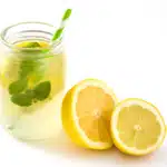 Água de desintoxicação de limão para combater a ressaca