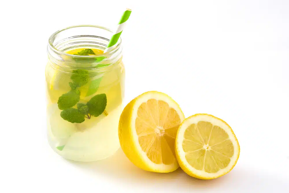 Água de desintoxicação de limão para combater a ressaca