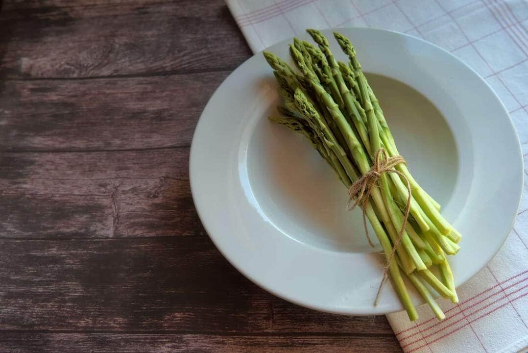 Por que algumas pessoas devem evitar comer espargos?