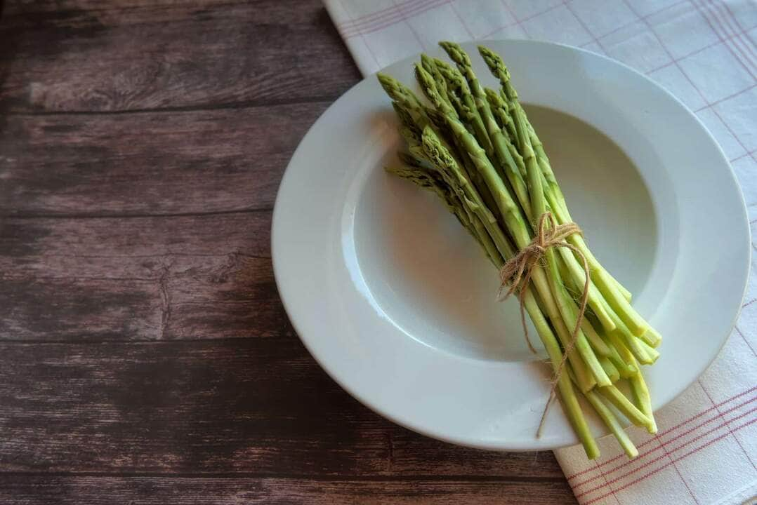 Por que algumas pessoas devem evitar comer espargos?